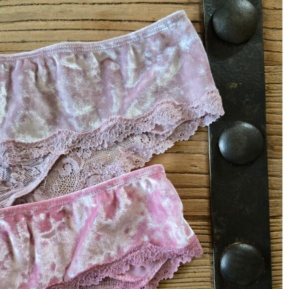 Victoria's Secret Dream Angels Wide Side Velvet and Lace Pink Thongs sz M New - Picture 3 of 4
